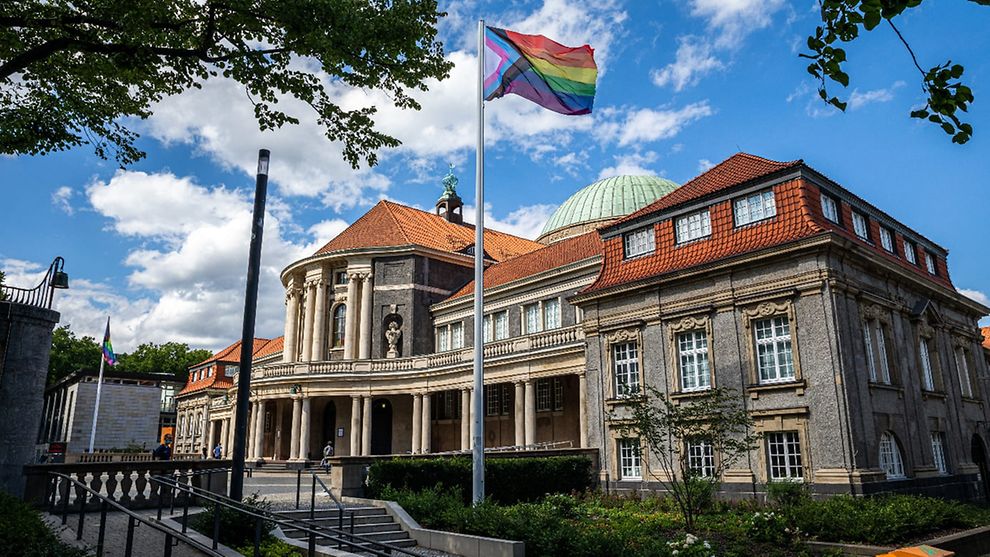 Fassade der Universität Hamburg mit Pride-Flagge