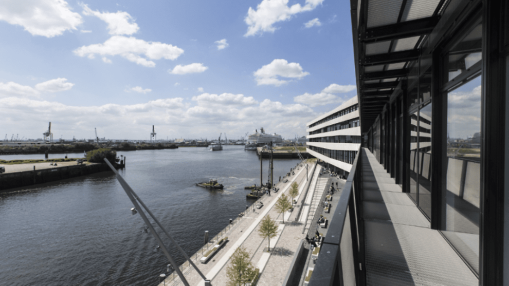 Ausblick über den Hamburger Hafen von der HafenCity Universität aus. 